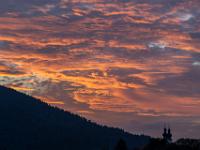 Zerfurchtes farbiges Wolkenleuchten über Aschau